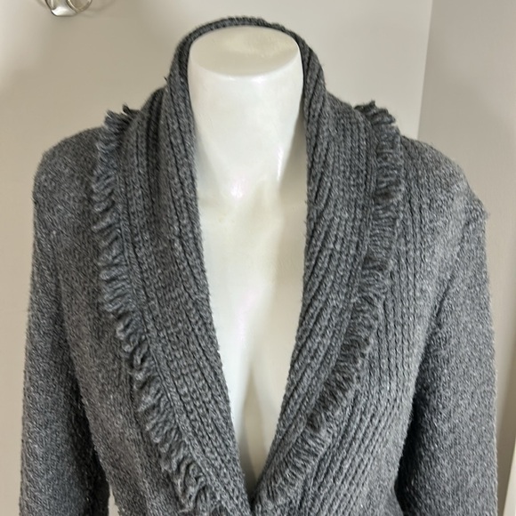 White House Black Market Fringe Shawl Sweater Coat Grey Pockets Belt Sz S - Picture 6 of 16